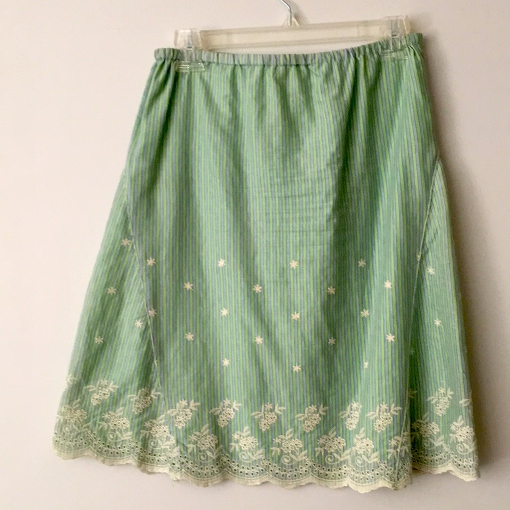 Skirt w embroidered scalloped hemline. Size S.
